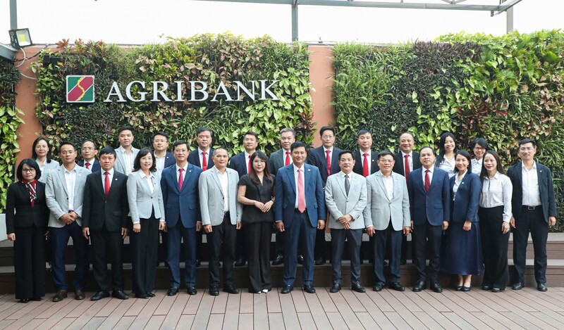 Các đại biểu Agribank và VNPAY dự lễ ký kết chụp ảnh lưu niệm