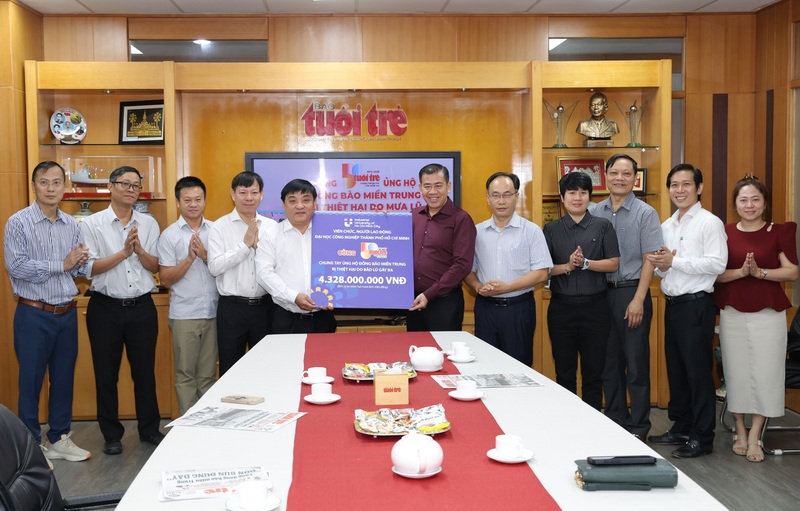PGS.TS Phan Hồng Hải - Hiệu trưởng Trường Đại học Công nghiệp TP. Hồ Chí Minh(áo đỏ), cùng các giảng viên trao gửi báo Tuổi Trẻ số tiền hơn 4,3 tỷ đồng để ủng hộ đồng bào miền Trung. Ảnh: IUH.