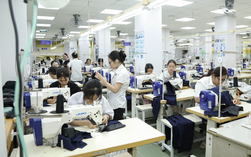 Không khí khẩn trương may đồng phục tặng học sinh vùng bão lũ, tại Trường Đại học Công nghiệp TP. Hồ Chí Minh. Ảnh: IUH.