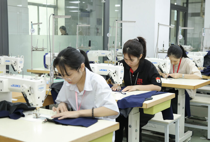 Giảng viên, sinh viên tích cực hỗ trợ chương trình may đồng phục cho học sinh vùng bão lũ. Ảnh: IUH.