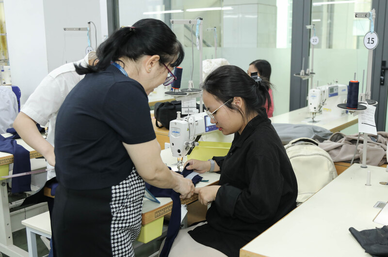 Hàng trăm sinh viên IUH may đồng phục tặng học sinh vùng bão lũ - 2