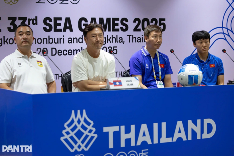 Huấn luyện viên Kim Sang Sik và huấn luyện viên Ha Hyeok Jun tham dự buổi họp báo trước trận. Ảnh: Khoa Nguyễn