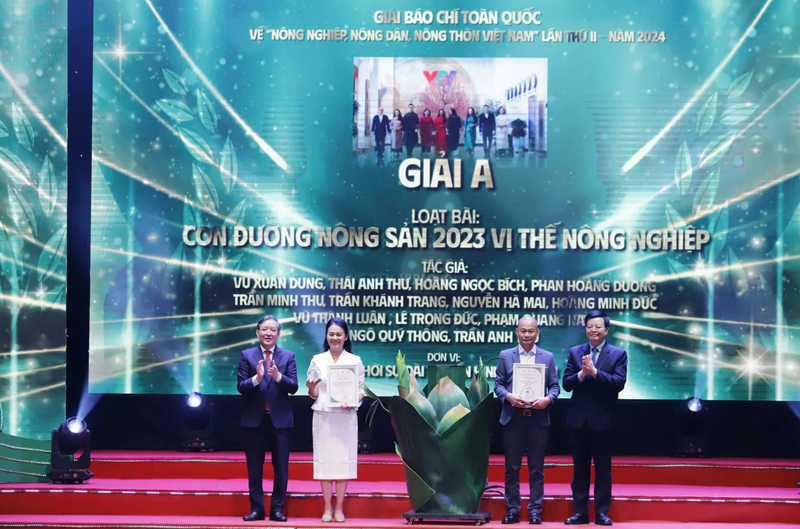 Đồng chí Lương Quốc Đoàn- Ủy viên BCH Trung ương Đảng, Chủ tịch BCH Trung ương Hội Nông dân Việt Nam và đồng chí Mai Văn Chính - Ủy viên Ban Chấp hành Trung ương Đảng, Trưởng ban Dân vận Trung ương (hiện là Phó Thủ tướng Chính phủ) trao giải A cho các tác phẩm đoạt giải tại Lễ trao Giải báo chí toàn quốc về nông nghiệp, nông dân, nông thôn Việt Nam lần thứ II năm 2024