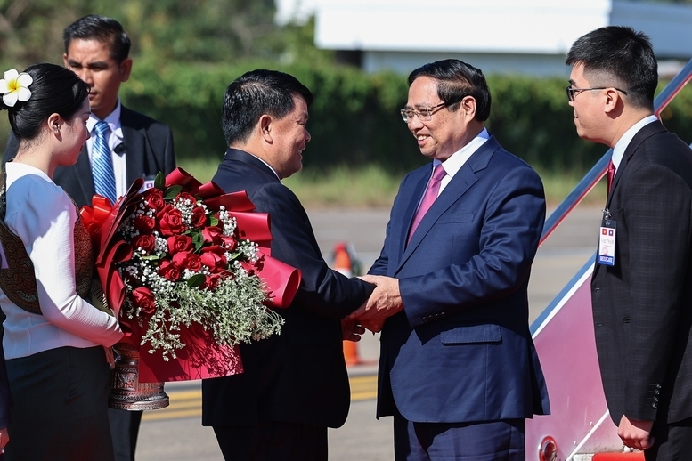 Lễ đón Thủ tướng Chính phủ Phạm Minh Chính tại sân bay quốc tế Wattay, Thủ đô Vientiane - Ảnh: VGP/Nhật Bắc
