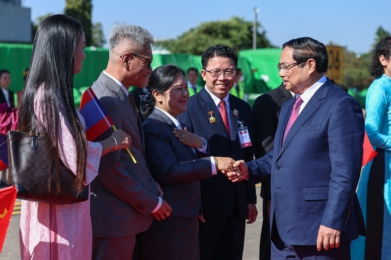 Đại diện các cơ quan Đại diện Việt Nam tại Lào, cán bộ, nhân viên Đại sứ quán, cộng đồng người Việt Nam tại Lào đón Thủ tướng Phạm Minh Chính - Ảnh: VGP/Nhật Bắc