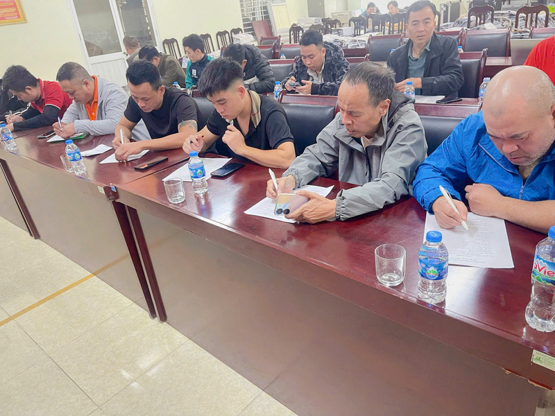 Đại diện doanh nghiệp ký cam kết chấp hành an toàn giao thông. Ảnh: Công an TP. Hà Nội