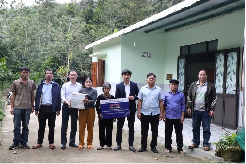 Trao hỗ trợ xây dựng nhà đại đoàn kết cho người dân tại xã Bến Hiên