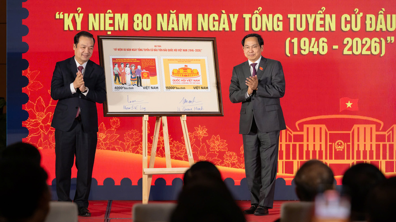 Generalsekretæren i nasjonalforsamlingen, lederen for nasjonalforsamlingskontoret Le Quang Manh og viseminister for vitenskap og teknologi Pham Duc Long utførte signeringsseremonien for å utstede frimerkesettet til minne om 80-årsjubileet for Vietnams nasjonalforsamling.