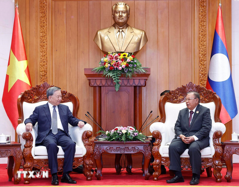 Tổng Bí thư Tô Lâm gặp nguyên Tổng Bí thư, Chủ tịch nước Lào Bounnhang Vorachit. Ảnh: TTXVN.