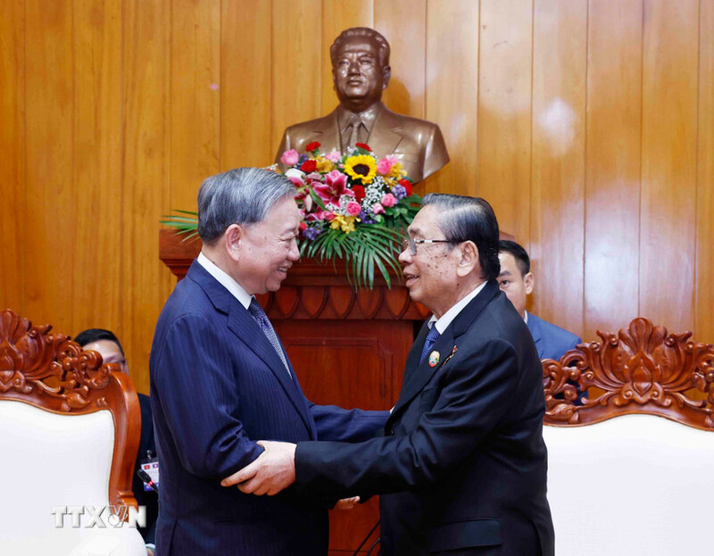 Tổng Bí thư Tô Lâm gặp nguyên Tổng Bí thư, Chủ tịch nước Lào Choummaly Sayasone. Ảnh: TTXVN.