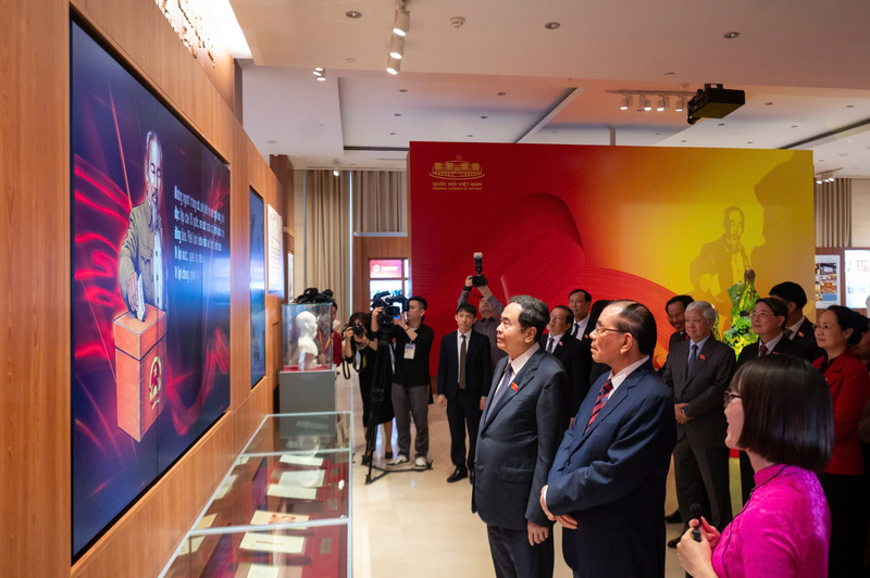 Formannen for nasjonalforsamlingen Tran Thanh Man og delegater besøker Vietnams nasjonalforsamlingsmuseum.