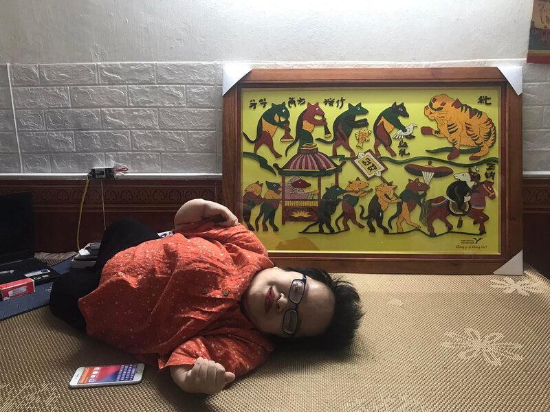 Thu Thương bên tác phẩm handmade "Đám cưới chuột". Ảnh: NVCC.