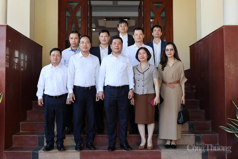 मंत्री गुयेन होंग दीएन ने वियतनाम व्यापार कार्यालय का दौरा किया और उसके साथ काम किया - 4