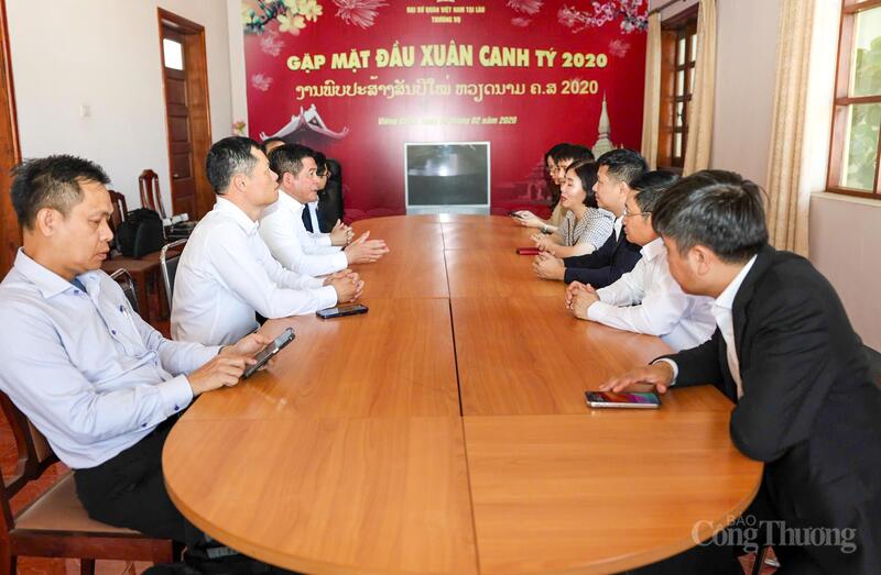 कार्य सत्र के दौरान, मंत्री गुयेन हांग दीएन ने द्विपक्षीय आर्थिक और व्यापार सहयोग पर पार्टी, राज्य, सरकार के नेताओं और वियतनाम और लाओस के उद्योग और व्यापार मंत्रालय के नेताओं के विचारों पर जोर दिया।