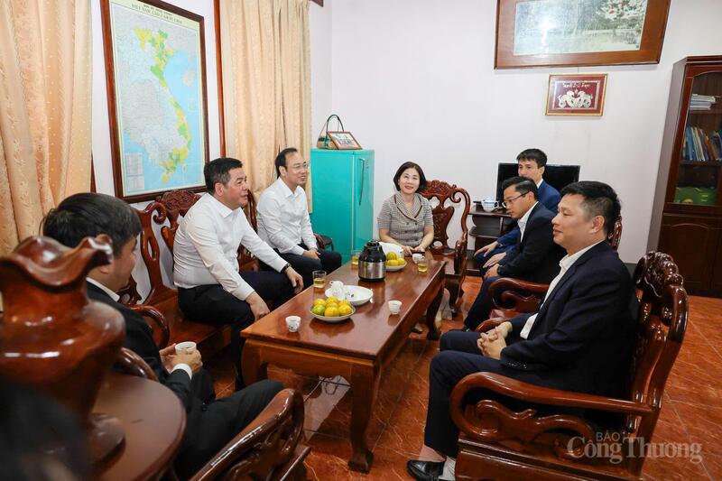 मंत्री गुयेन हांग दीएन ने लाओस में वियतनाम व्यापार कार्यालय के मुख्यालय का दौरा किया।