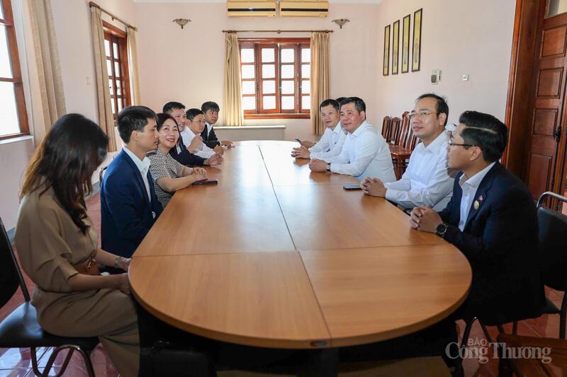 मंत्री गुयेन हांग दीएन - उद्योग और व्यापार मंत्रालय के प्रतिनिधिमंडल के प्रमुख ने लाओस में वियतनाम व्यापार कार्यालय के साथ काम किया।