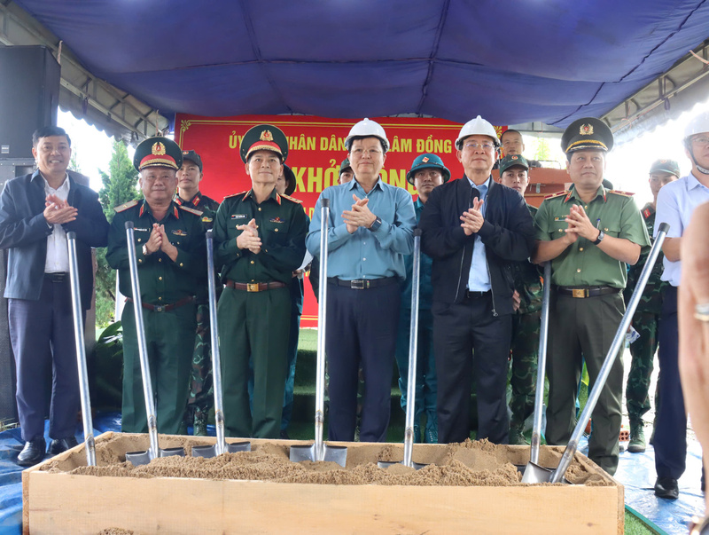 Phó Thủ tướng Mai Văn Chính và các đại biểu thực hiện nghi thức động thổ. Ảnh: Mai Long