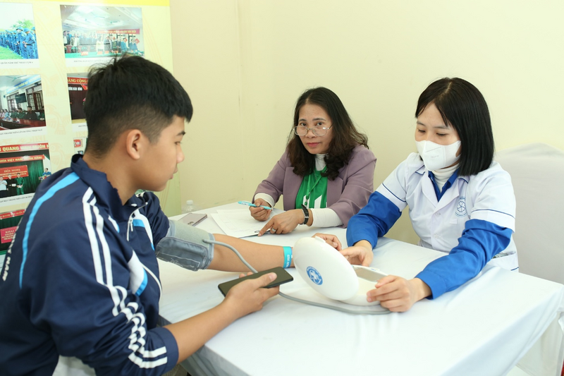 Nhiều bạn trẻ tham gia khám sức khỏe tại sự kiện 'Sống Khỏe Mỗi Ngày 2025'.