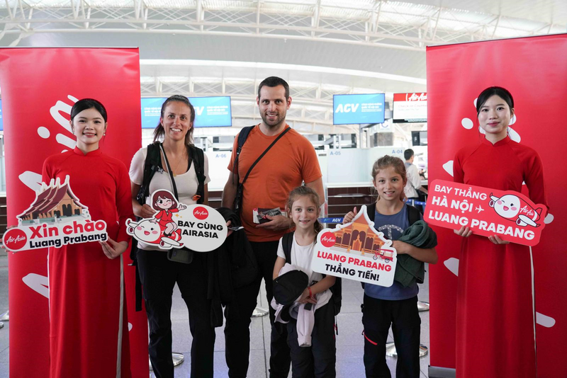 Các du khách trên chuyến bay khai trương Hà Nội - Luang Prabang của Thai AirAsia (Ảnh: Thai AirAsia)