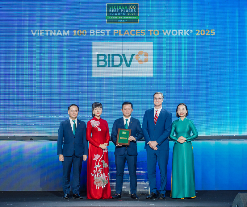 Phó Tổng Giám đốc BIDV Hoàng Việt Hùng đại diện ngân hàng nhận Danh hiệu "Nơi làm việc tốt nhất Việt Nam năm 2025".