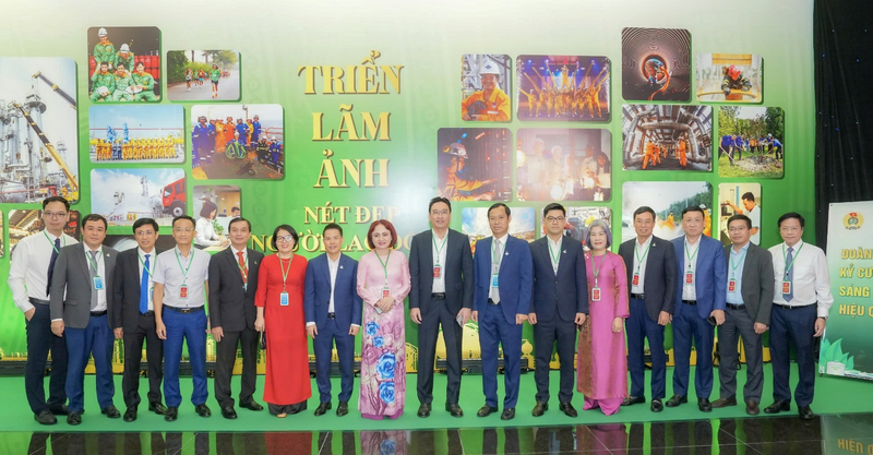 Các đại biểu tham quan triển lãm ảnh "Nét đẹp Người lao động PV GAS" tại Đại hội. Ảnh: PV GAS