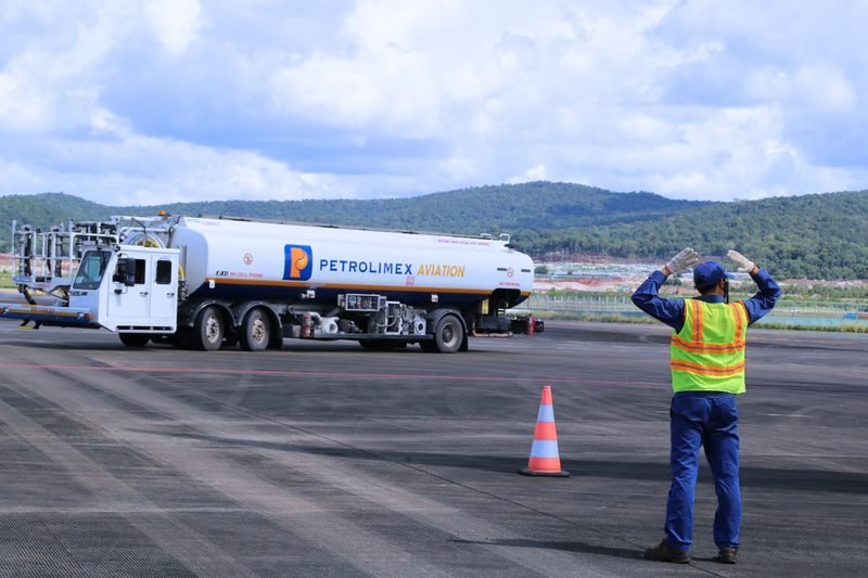 Petrolimex Aviation tiến hành công tác tra nạp nhiên liệu cho chuyến bay thương mại đầu tiên của Sun PhuQuoc Airways