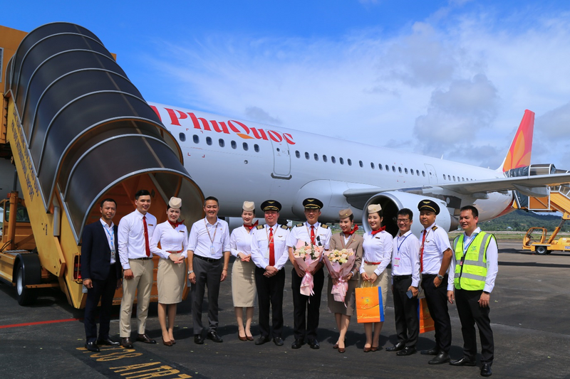 Đoàn công tác của Petrolimex Aviation tặng quà chúc mừng cho chuyến bay thương mại đầu tiên của Sun PhuQuoc Airways