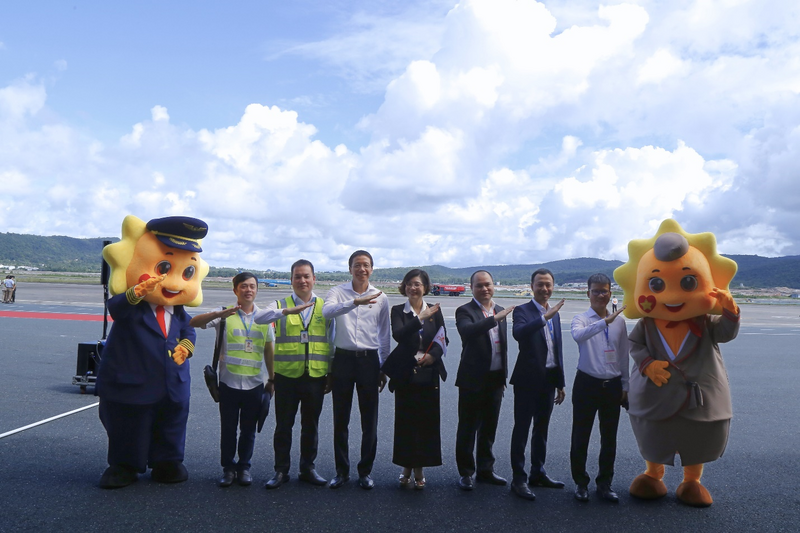 Đoàn công tác của Petrolimex Aviation chụp ảnh lưu niệm cùng Sun PhuQuoc Airways