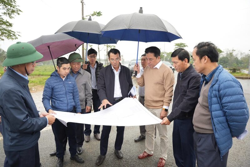 Chủ tịch UBND thành phố Huế Nguyễn Khắc Toàn (thứ 3 bên phải sang) cùng đại diện các sở, ban, ngành kiểm tra tiến độ tại các dự án trọng điểm. Ảnh: M. Hiếu