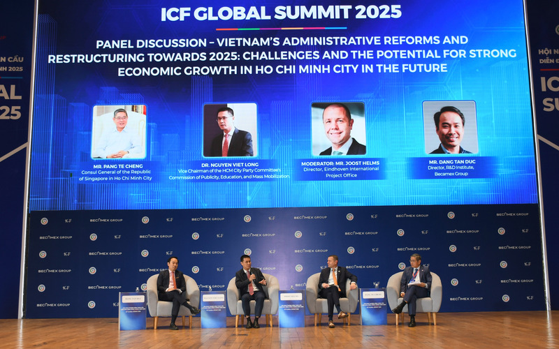 Chuyên gia quốc tế chia sẻ kinh nghiệm về hành trình xây dựng đô thị minh tại sự kiện. Ảnh: Minh Khuê