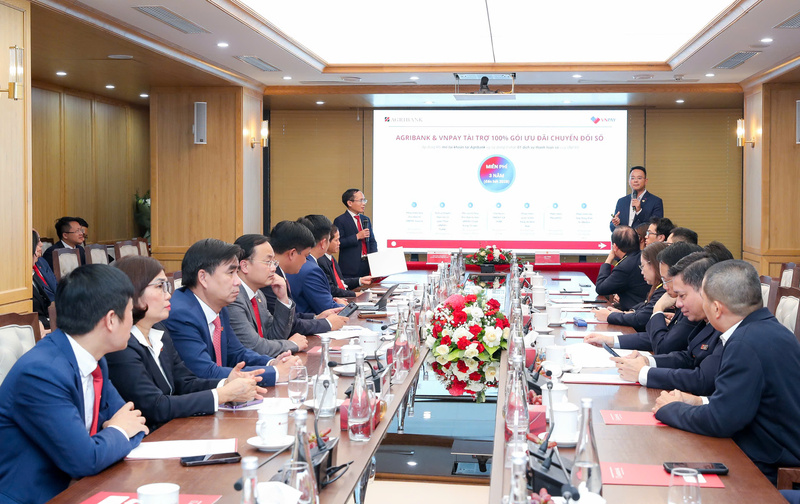 Представники Agribank та VNPAY представили пакет рішень для підтримки бізнес-домогосподарств у переході від одноразового податку до декларованого податку. Фото: Фуонг Ліен