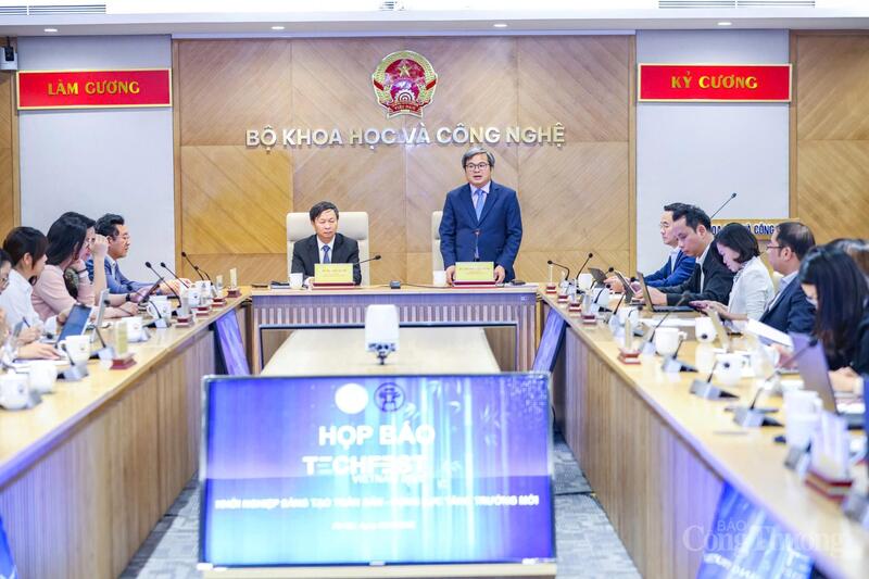 Ông Trương Việt Dũng, Phó Chủ tịch UBND TP. Hà Nội phát biểu tại buổi họp báo.