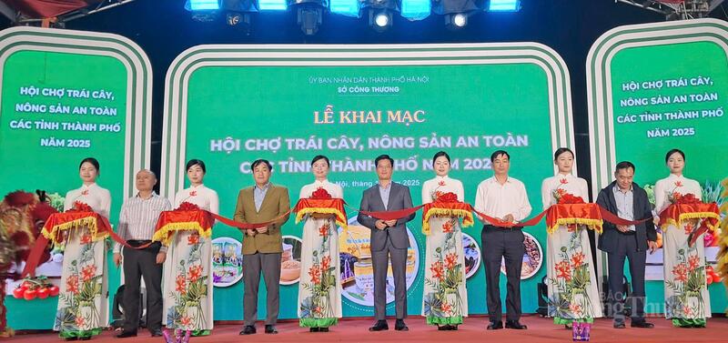 Các đại biểu cắt băng khai mạc Hội chợ. Ảnh: N.H