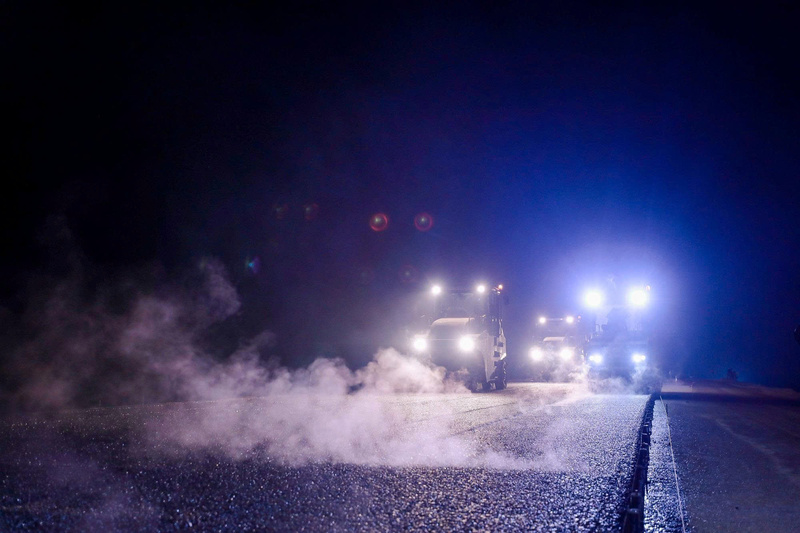 Quy trình thảm nhựa nóng được tiến hành với yêu cầu kỹ thuật nghiêm ngặt.