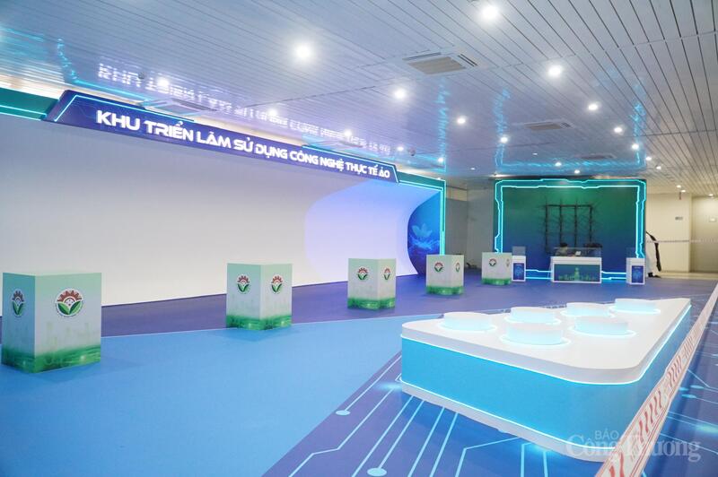 Khu triển lãm sử dụng công nghệ thực tế ảo trình chiếu 3D mapping, Holofan cho phép tái hiện các mô hình máy móc, thiết bị công nghiệp có kích thước lớn dưới dạng hình ảnh không gian ba chiều sắc nét