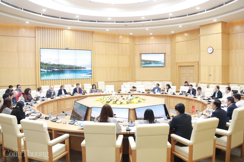 Quang cảnh cuộc họp. Ảnh: Thanh Tuấn