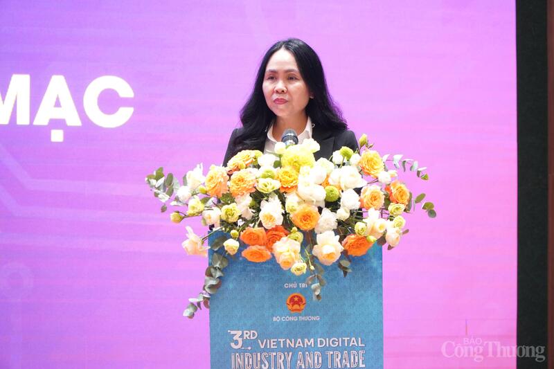 Bà Lê Hoàng Oanh, Cục trưởng Cục Thương mại điện tử và Kinh tế số, Bộ Công Thương phát biểu khai mạc phiên chuyên đề. Ảnh: Minh Trang