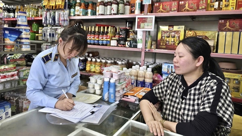 Lực lượng quản lý thị trường tăng cường công tác quản lý địa bàn. Ảnh: QLTT