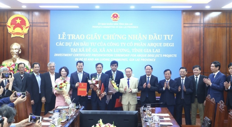 Gia Lai tartomány befektetési tanúsítványokat adott három, az Arque Degi Részvénytársaság által megvalósított turisztikai projektnek a De Gi lagúnában, összesen több mint 8500 milliárd VND tőkével.