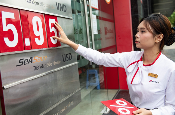 "Làn sóng" tăng lãi suất huy động đang diễn ra mạnh mẽ. Ảnh: Hải Ngọc