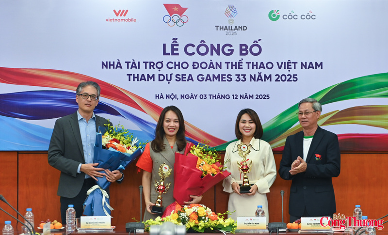 Tổng thư ký Ủy ban Olympic Việt Nam Trần Văn Mạnh (ngoài cùng bên phải) tặng hoa các nhà tài trợ.