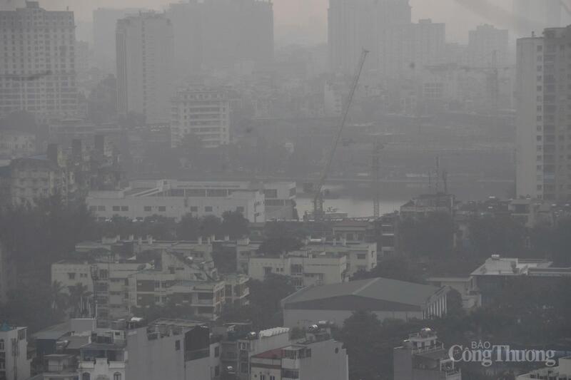 Khu vực hồ Giảng Võ bị màn không khí đặc quánh bao trùm.