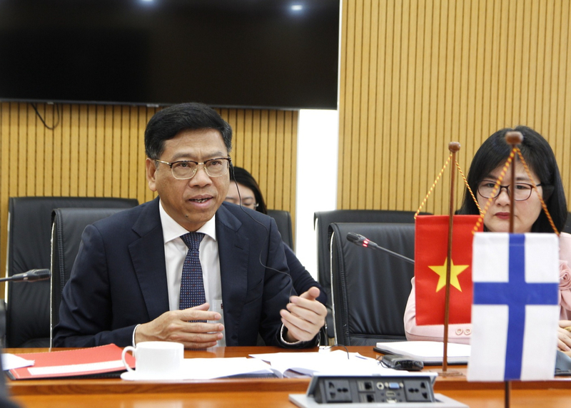 Thứ trưởng Bộ Xây dựng Nguyễn Xuân Sang chủ trì cuộc làm việc cùng Đại sứ đặc mệnh toàn quyền Cộng hòa Phần Lan tại Việt Nam. Ảnh: Dịch Phong