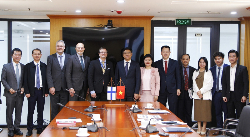 Lãnh đạo Bộ Xây dựng chụp ảnh lưu niệm với Đoàn công tác của Đại sứ quán và Thương vụ Phần Lan. Ảnh: Dịch Phong