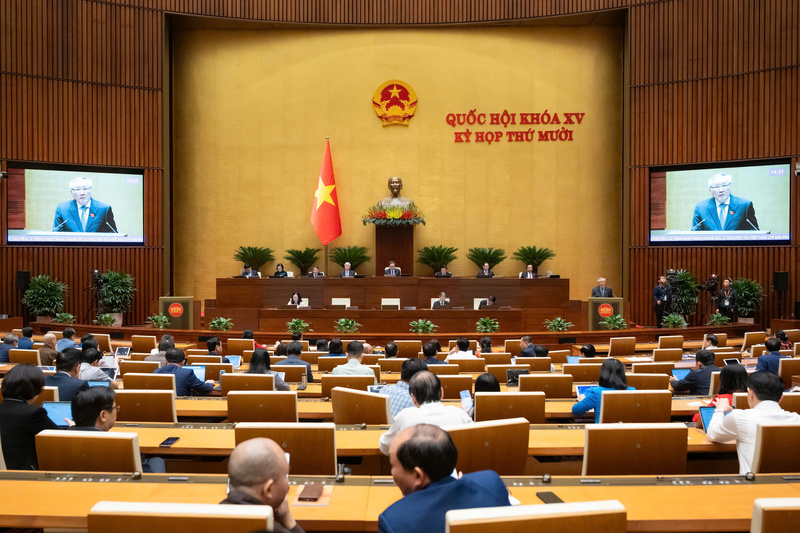 Quốc hội nghe trình bày Báo cáo về việc thực hiện một số nghị quyết của Quốc hội nhiệm kỳ khóa XIV và khóa XV về giám sát chuyên đề, chất vấn.