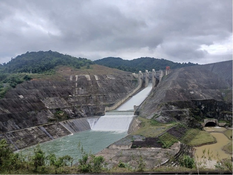 Đập dâng Thủy điện Sông Bung 2 (xã La Ê) thực hiện lệnh điều tiết qua tràn