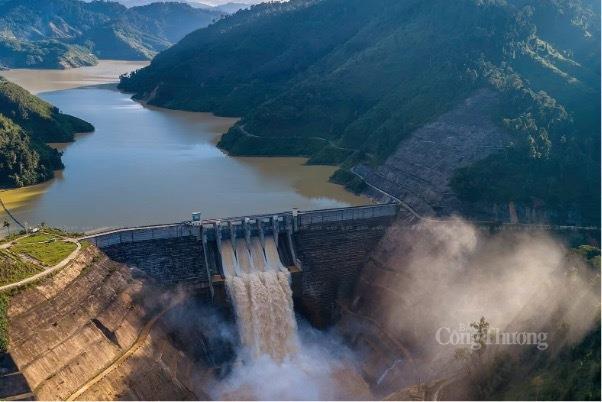 Đập dâng Nhà máy Thủy điện Sông Bung 4 (xã Bến Giằng, TP. Đà Nẵng) thực hiện lệnh điều tiết qua tràn