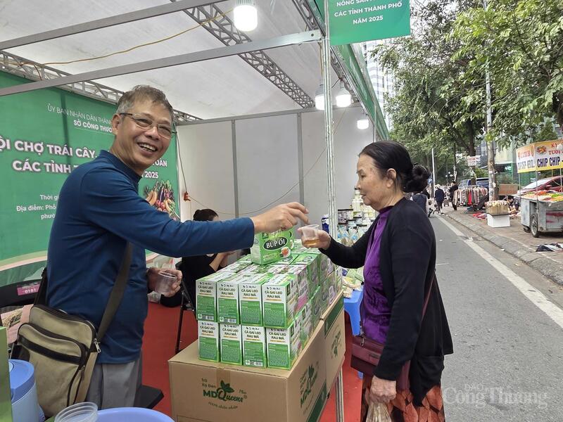 Ông Nguyễn Văn Hiện mời khách uống trà xạ đen để giới thiệu sản phẩm.