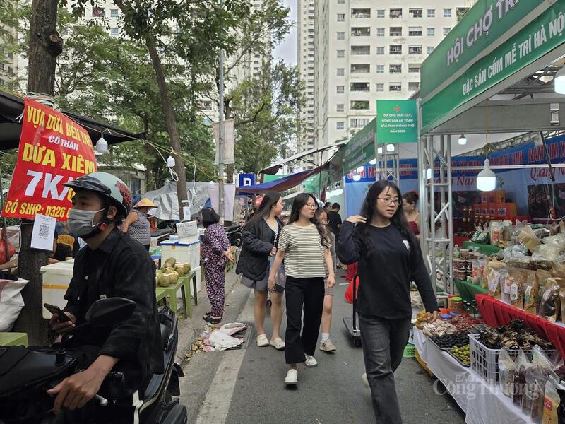 Rất nhiều người dân mua sắm trước giờ khai mạc diễn ra.