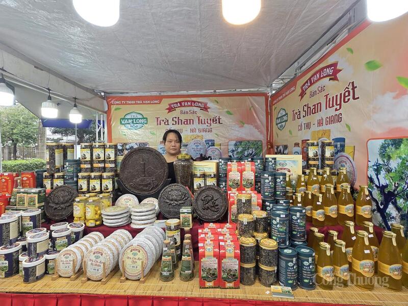 Gian hàng Công ty TNHH Trà Vạn Long (Tuyên Quang) chuyên các sản phẩm trà.